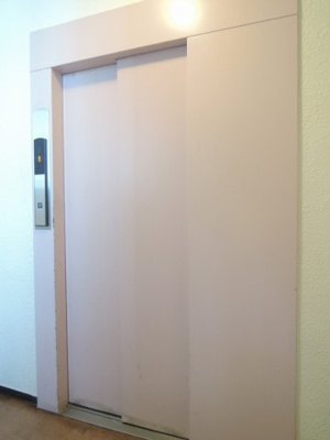 【その他共用部分】 | 多摩リバーサイドハウス | お買い物時やベビーカーの出し入れに便利なエレベーター付。