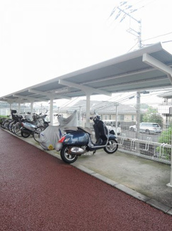 【その他共用部分】 | バイク置場です。
屋根付きなので雨が降っても安心です。