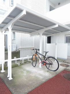 【その他共用部分】 | 駐輪場です。
郵便物はこちらからお取りください。