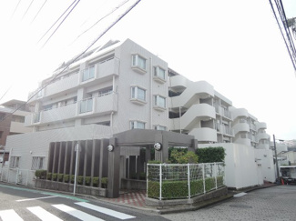 【外観】 | 階下の心配のない1階住居につき子育て世代にも◎
南向きにつき日当たり良好。両面バルコニー、北側のお部屋は二重サッシです。