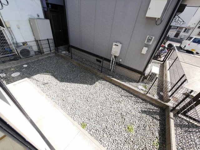 ビーラインミフネ1号館の庭