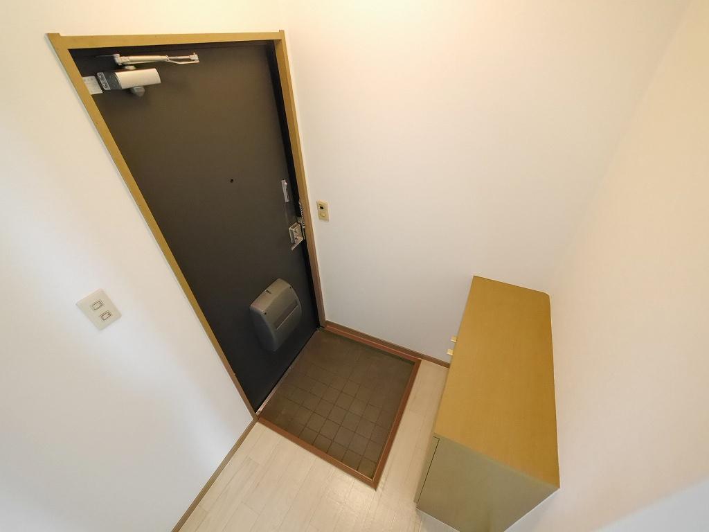 ビーラインミフネ1号館の玄関