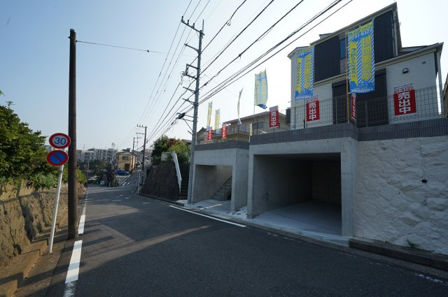 ＬＤＫ１７．５帖の４ＬＤＫ！４．５帖のスカイバルコニー付♪保土ヶ谷区法泉2丁目　全２棟新築戸建ての前面道路含む現地写真