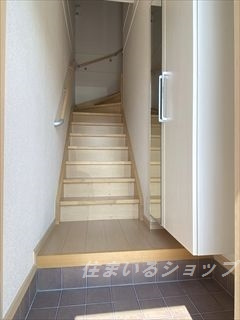 広島市安佐北区可部南１丁目のアパートの玄関|ミラー付き大型シューズボックス