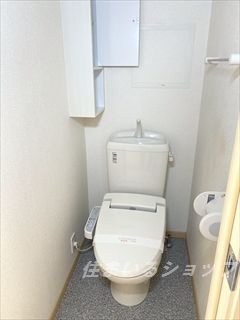 広島市安佐北区可部南１丁目のアパートのトイレ|シャワートイレ・収納棚あり