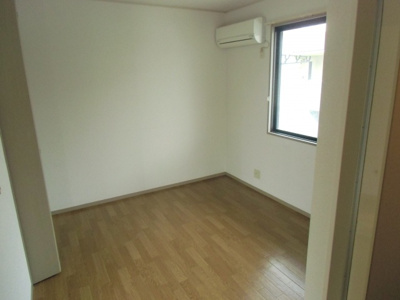 【洋室】 | ジョイフルヨコタⅡ | エアコン・照明の完備された居室です