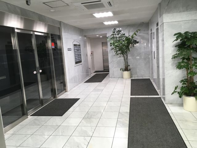 タクエー横浜西口ビルのエントランス