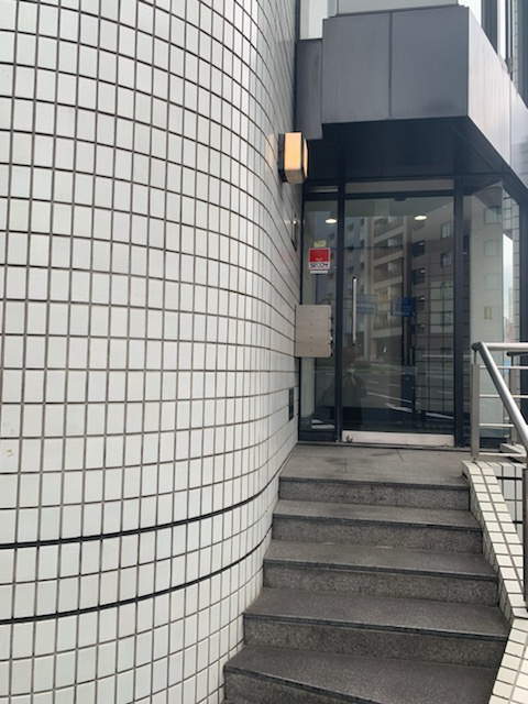 スプリングビルのエントランス