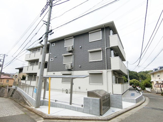 【外観】 | 小田急多摩線「五月台」駅より徒歩2分の好立地！駅近で通勤・通学にも便利！ペットOK♪ワンちゃんと一緒に暮らせる築浅3階建てアパートです☆