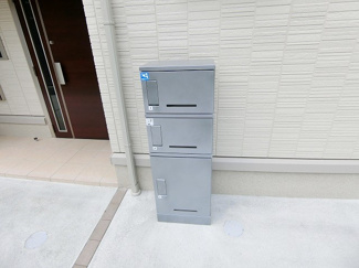 【その他共用部分】 | 共用エントランスには宅配BOXがあるので荷物の受け取りもスムーズに♪再配達の手間がかからないのが魅力♪