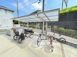 【その他共用部分】 | 屋根付きの駐輪場で雨が降っても大切な自転車が濡れなくてすみますね♪荷物が重いときに自転車があれば助かりますね！