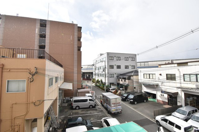 【展望】 | 大建コーポ江坂 | 頬をなでる優しい風を感じる。ことが出来るバルコニー。つい深呼吸をしたくなる気持ちの良い眺望はこのお部屋の自慢です。もちろんお洗濯物を干すスペースとしても活躍します。