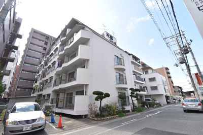 【外観】 | 大建コーポ江坂 | 忙しく過ぎゆく日常を置き去るほど、ゆったりした時間が流れる住環境。
『快適』は「家」と「街」と「環境」が調和した時に訪れるだと改めて感じさせてくれます
