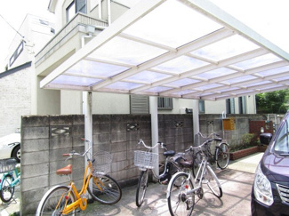 【その他共用部分】 | 敷地内に屋根付き駐輪場。