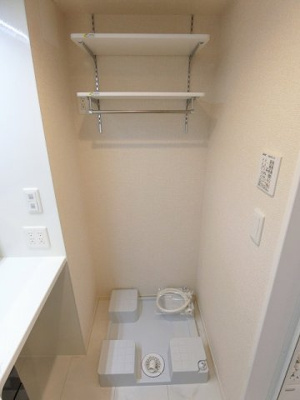 【設備】 | YAMANE/ヤマネ | 洗面所内、洗髪洗面化粧台横にある室内洗濯機置き場です♪防水パンが付いているので万が一の漏水にも安心です！上部には便利な収納棚付き♪