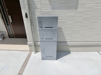 【その他共用部分】 | 共用エントランスには宅配BOXがあるので荷物の受け取りもスムーズに♪再配達を依頼する手間が省けます☆