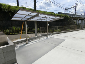 【その他共用部分】 | 屋根付きの駐輪場で雨が降っても大切な自転車が濡れなくてすみますね♪荷物が重いときに自転車があれば助かりますね！