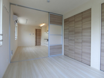 【寝室】 | YAMANE/ヤマネ | 東向き洋室6.2帖☆窓側からの眺めです！リビングダイニングキッチンと洋室の間には圧迫感のない可動間仕切り付き♪