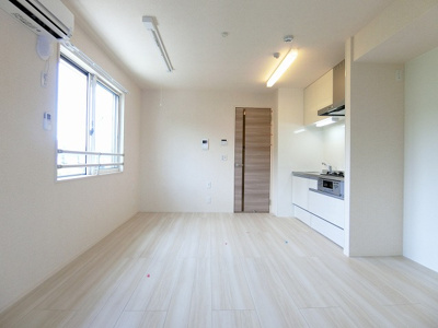 【居間・リビング】 | YAMANE/ヤマネ | リビングダイニングキッチン10帖☆洋室側からの眺めです☆椅子とテーブルを囲んで家族団欒の時間を過ごせます♪