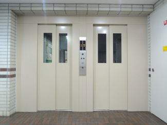 【その他共用部分】 | お買い物時やベビーカーの出し入れに便利なエレベーター付。
混雑時にも便利なエレベーター2基付です。