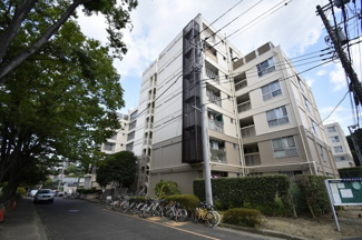 【外観】 | 5階部分・南東向きにつき陽当たり・眺望・通風良好です。
LDKと一体感のある使いやすいシステムキッチン採用♪