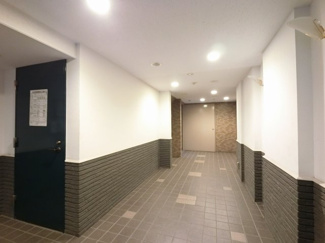 【その他共用部分】 | エントランスロビーです。
管理人さんもいますので共用部分も綺麗に保たれています。