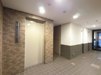 【その他共用部分】 | エレベーターです。
買い物帰りや荷物がたくさんある時に助かりますね。