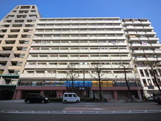 【外観】 | 南西向き・角部屋物件につき廊下側も人通りが少なくプライバシーを保てます。