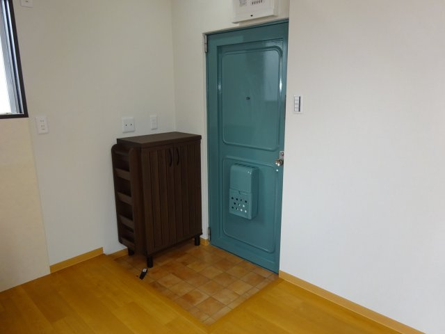 宝ビルの玄関