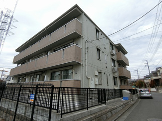 【外観】 | なにより小田急多摩線「栗平」駅より徒歩5分が魅力♪室内小型犬OKの3階建てアパート！ワンちゃんと一緒に暮らせるお部屋をお探しの方にもぴったり☆
