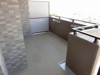 【展望】 | 東急ドエル・アルス江坂 | 【現地写真】 頬をなでる優しい風を感じることが出来るバルコニー。もちろんお洗濯物を干すスペースとしても十分な広さがあります♪