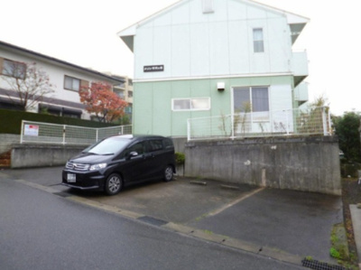 【駐車場】 | メゾン千代ヶ丘 | いつでも目の届く敷地内に駐車場があります♪お車をお持ちの方におすすめです！