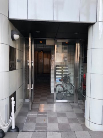 AUビルのエントランス