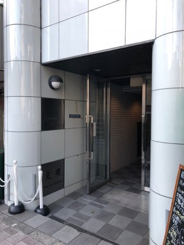 AUビルのエントランス