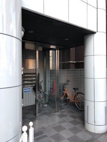 AUビルのエントランス