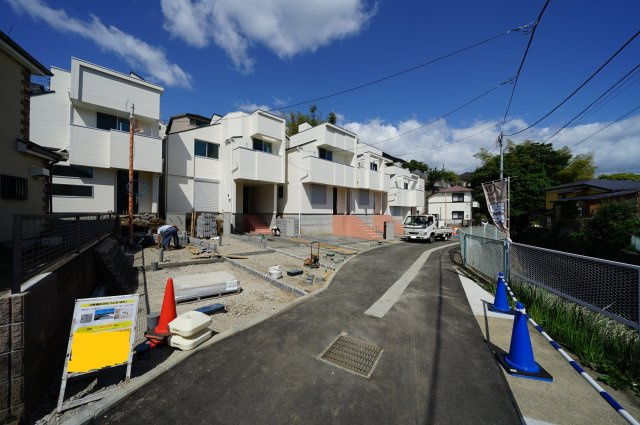 保土ヶ谷区今井町全８棟　新築戸建ての前面道路含む現地写真