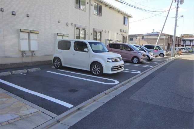 ロベルタⅡの駐車場