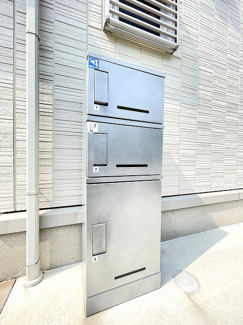 【その他共用部分】 | 共用エントランスには宅配BOXがあるので荷物の受け取りもスムーズに♪再配達を依頼する手間が省けます☆