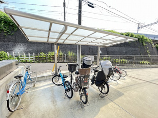 【その他共用部分】 | 屋根付きの駐輪場で雨が降っても大切な自転車が濡れなくてすみますね♪荷物が重いときに自転車があれば助かりますね！