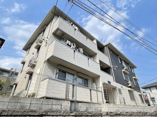 【外観】 | 小田急多摩線「五月台」駅まで徒歩2分！室内小型犬飼育OK♪便利な立地の3階建てアパート！ワンちゃんと一緒に暮らせるお部屋をお探しの方にもぴったり☆