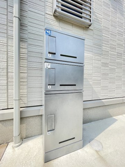 【その他共用部分】 | 共用エントランスには宅配BOXがあるので荷物の受け取りもスムーズに♪再配達を依頼する手間が省けます☆