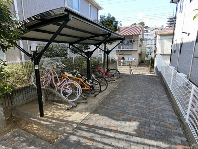 【その他共用部分】 | サンテラスヴィラ新百合6 | 屋根付きの駐輪場があるので雨が降っても安心です☆荷物が重いときに自転車があれば助かりますね！