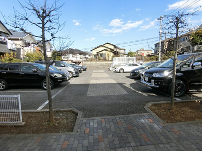 【駐車場】 | サンテラスヴィラ新百合6 | いつでも目の届く敷地内に駐車場があります♪お車をお持ちのファミリーさんにオススメです☆