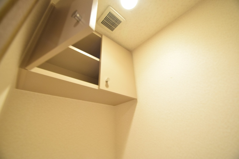 ＩＳＩＩビルのトイレ|トイレ上部にも収納あります！