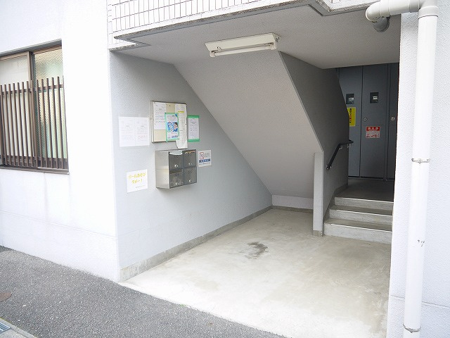 グレイス新大宮のエントランス