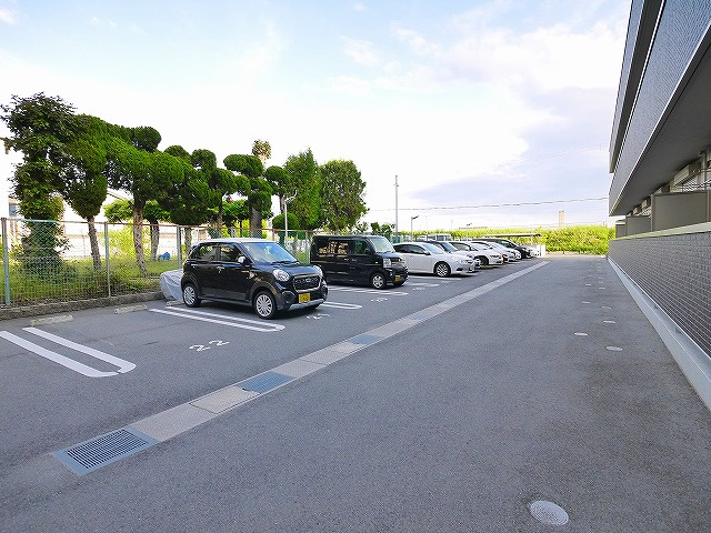 フローラル　メゾンの駐車場|駐車場があるので、車を買う予定の方も安心です