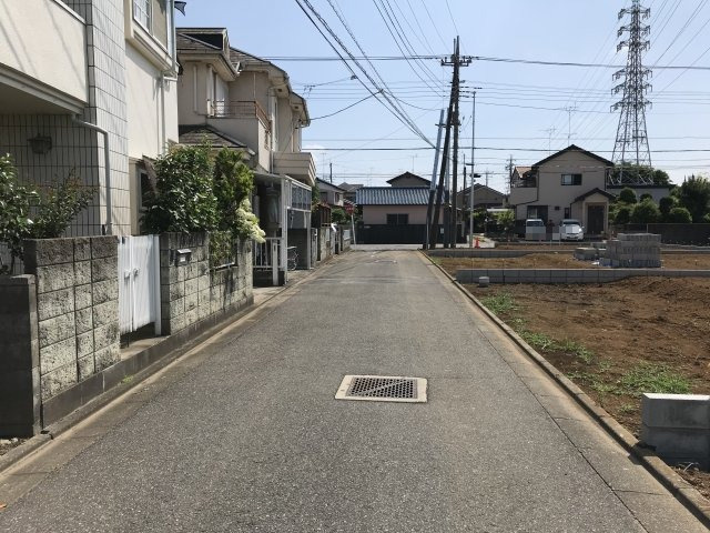 鴻巣市箕田の売地の前面道路含む現地写真|南東側道路を北東側から撮影