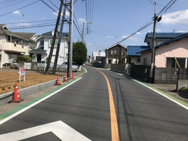 鴻巣市箕田の売地の前面道路含む現地写真|南西道路を西側から撮影