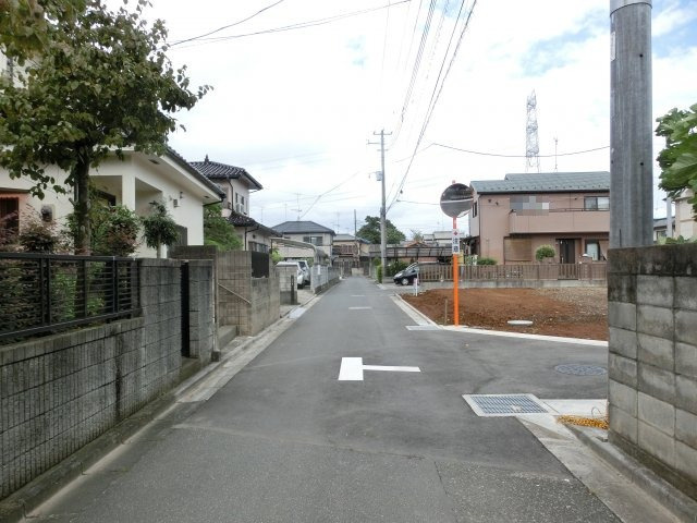 鴻巣市箕田の売地の前面道路含む現地写真|2020年9月3日時点での南西道路を撮影した写真です。（11：30頃撮影）