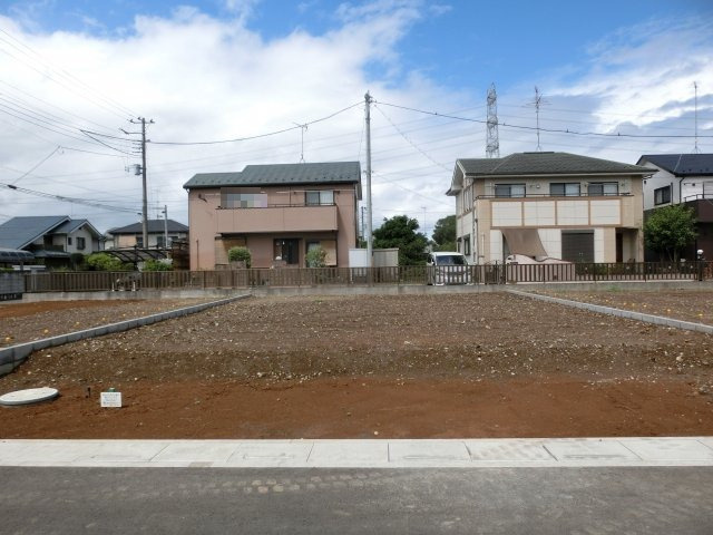 鴻巣市箕田の売地の前面道路含む現地写真|2020年9月3日時点でのＢ区画の土地全体を南東側道路から撮影した写真です。（11：30頃撮影）